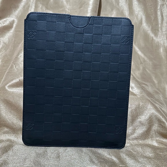 Louis Vuitton iPad Sleeve - Picture 2 of 11